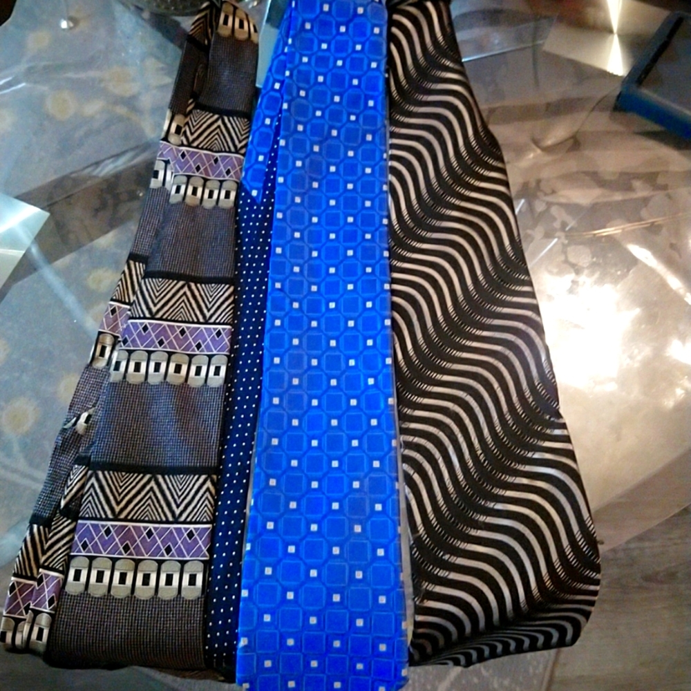 Set of three ties